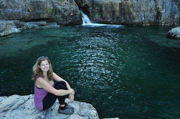 Águas tentadoras, mas geladas, em cachoeira no Strathcona Provincial Park, no interior da  Vancouver Island, costa oeste do Canadá